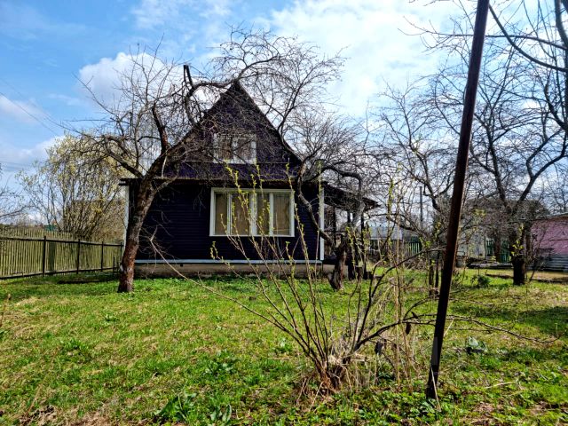 Камни серые бревна черные на домах