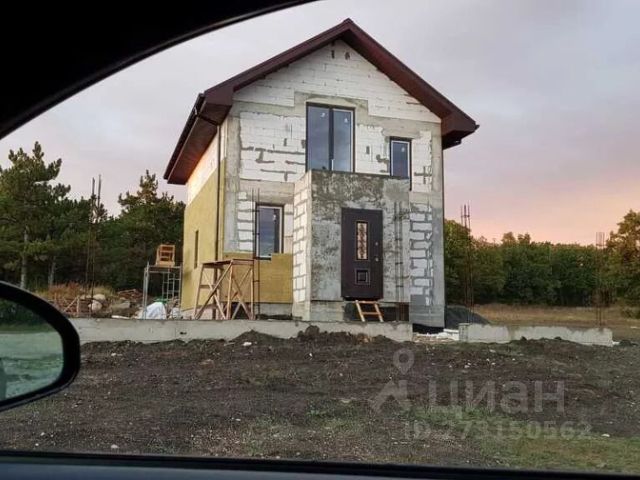 Маленький дом двухэтажный 6 8 из ракушняка в снт с балконом и террасой двухскатная крыша