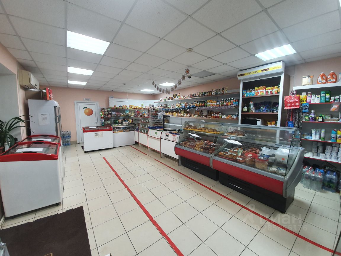 норвежский хлеб. оборудование для хлебобулочных изделий. геркулесовый хлеб. хлеб. красивый нарезанный кусочек хлеба на красивом столе, доброе утро.