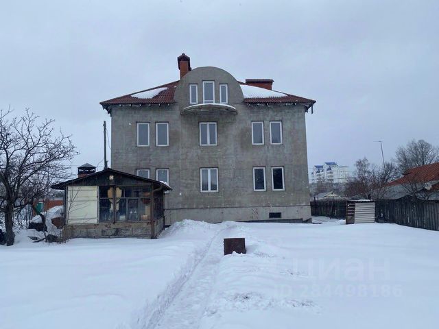 Красивый миксбордер на урале во дворе дома около окон