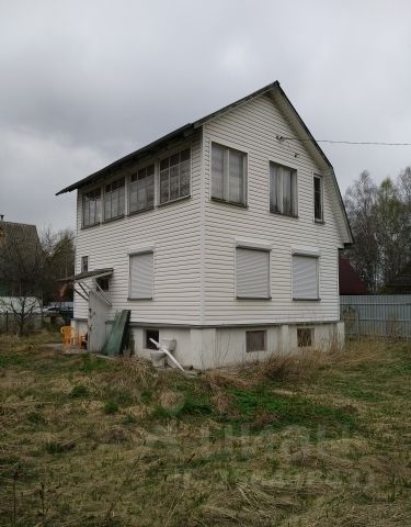 В маленьком доме сирень на окне