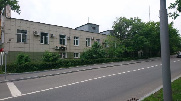 Отдельно стоящее здание на ул. Антонова-Овсеенко, 13с1