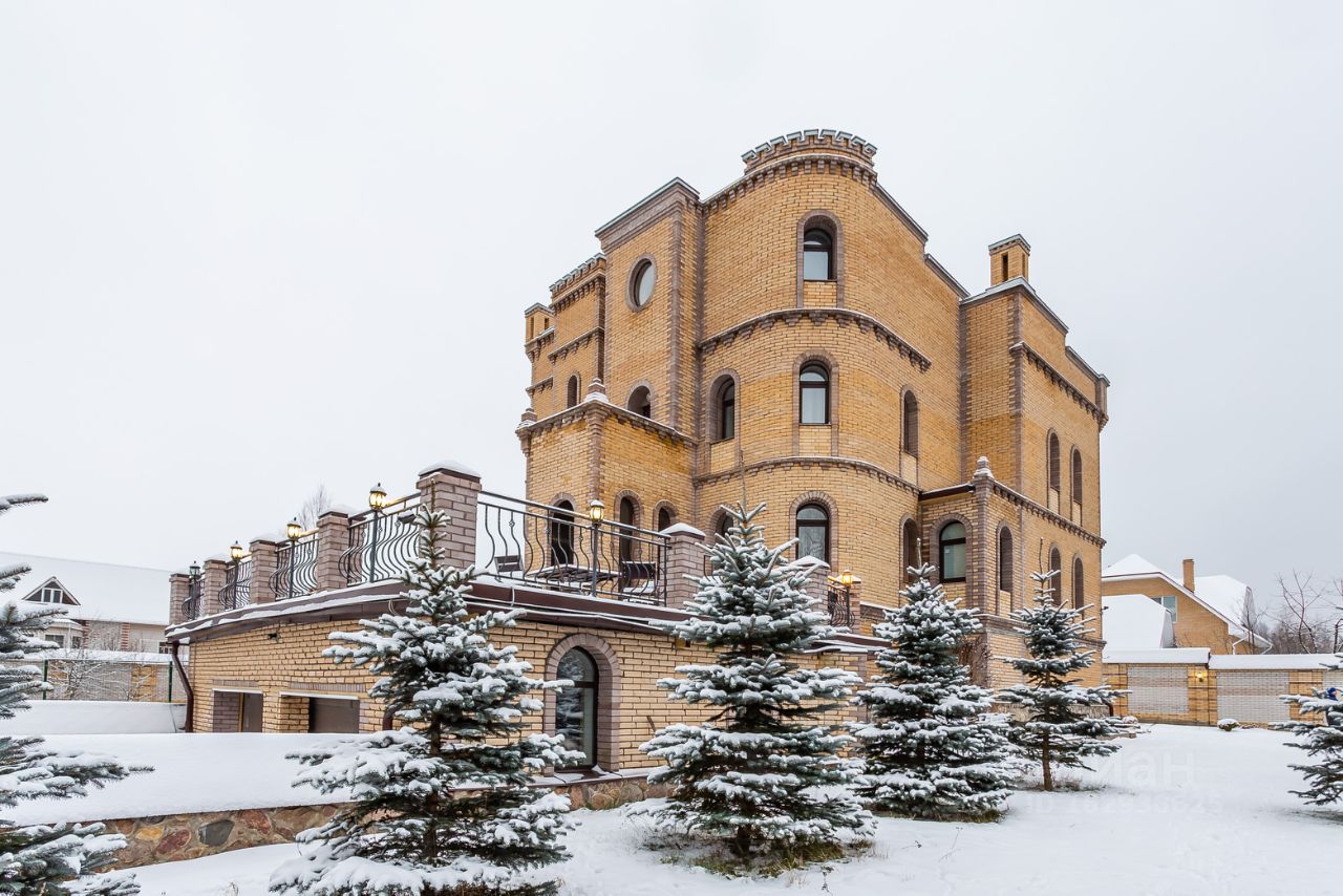 Аренда спб и ло. Вилла замок Ломоносов. Замок в Ломоносове коттедж. Вилла замок Петергоф. Вилла-замок в большом Коновалово.