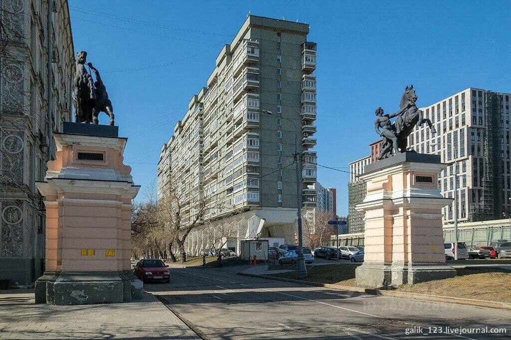 Беговая аллея москва. Клодт Беговая аллея в Москве. Кони Клодта на беговой аллее. Скульптуры на беговой аллее. Кони Клодта в Москве на Ленинградке.