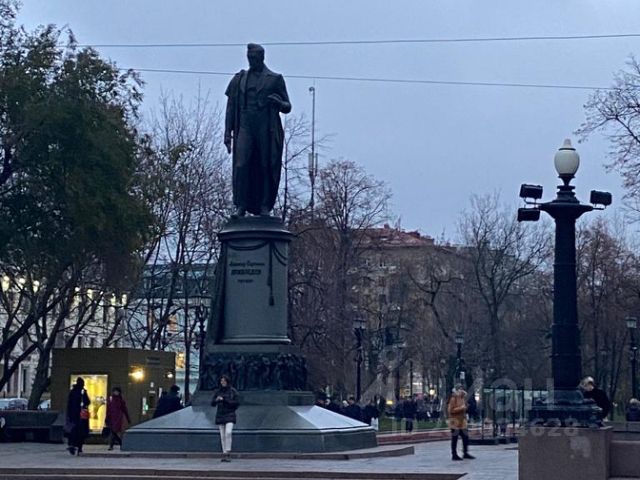 Скульптура во дворе дома покровские ворота