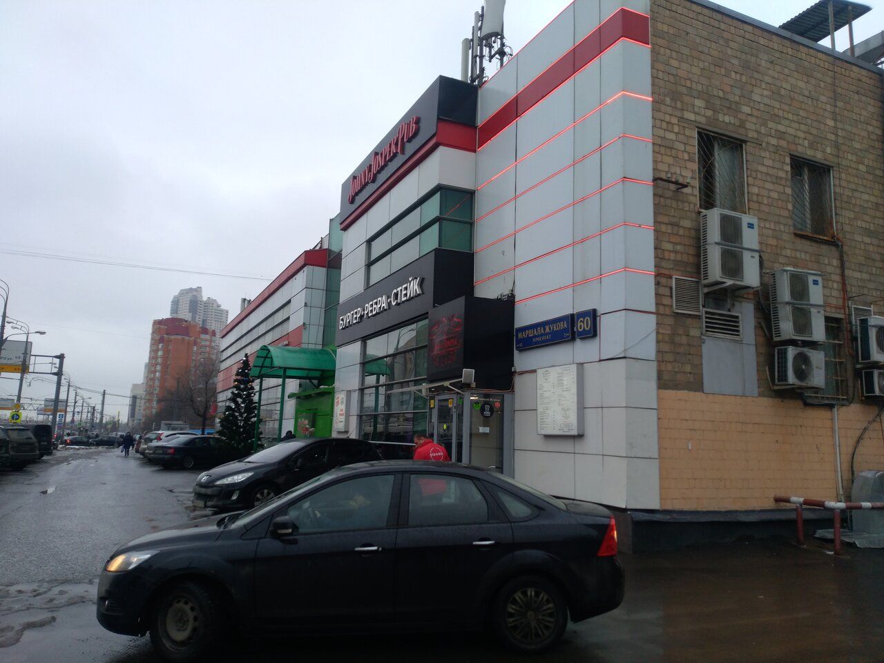Торговом центре на проспекте Маршала Жукова, 60