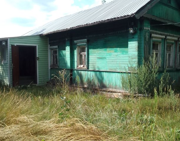 Летняя пристройка к жилому дому в виде площадки с крышей на столбах