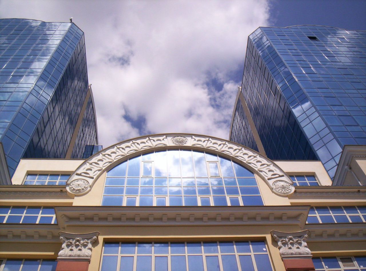 На здании купеческий двор ростов. На здании купеческий двор ростов. Бц купеческий двор ростов-на-дону. Купеческий двор ростов на дону. Бц купеческий двор ростов-на-дону.