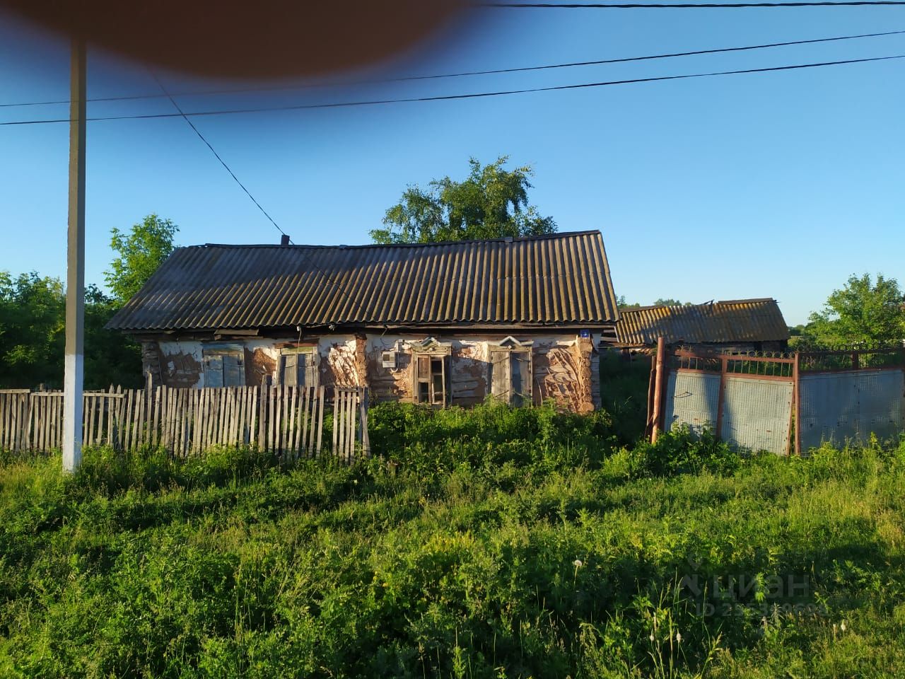 Садовый башкортостан. Деревенский дом с участком. Улица Садовая Давлеканово. Возле сарая в деревне. Дача 20 м² на участке 6 сот. 299 000 ₽.