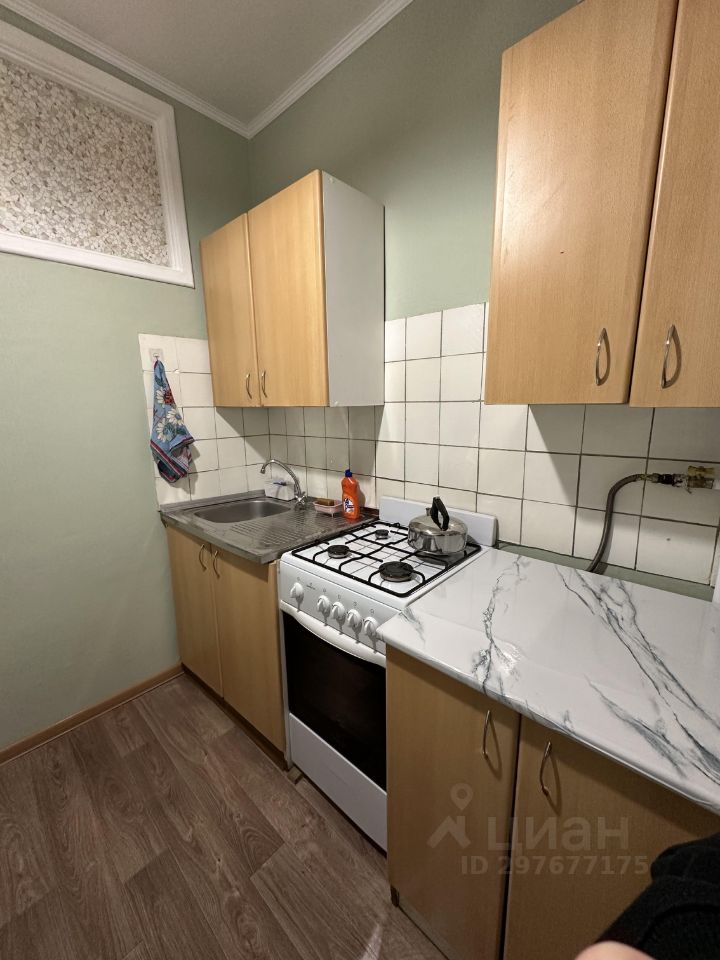 Квартира от собственника. Кухня в сталинской высотке. Съемная квартира фото. Лазурная улица коммунарка. Циан аренда жилья.