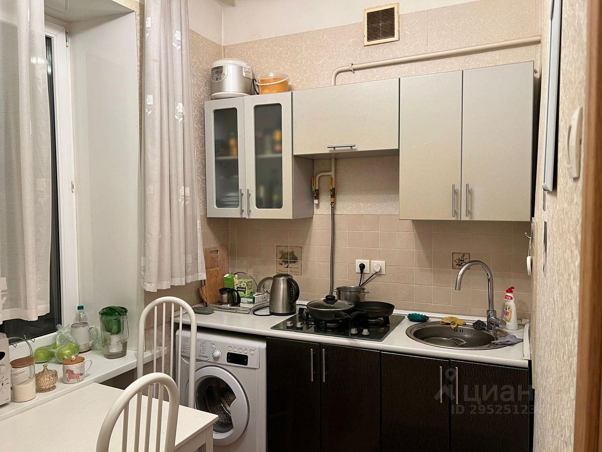 Продаю двухкомнатную квартиру 52.6м² Уланский пер., 11А, Москва, ЦАО, р ...