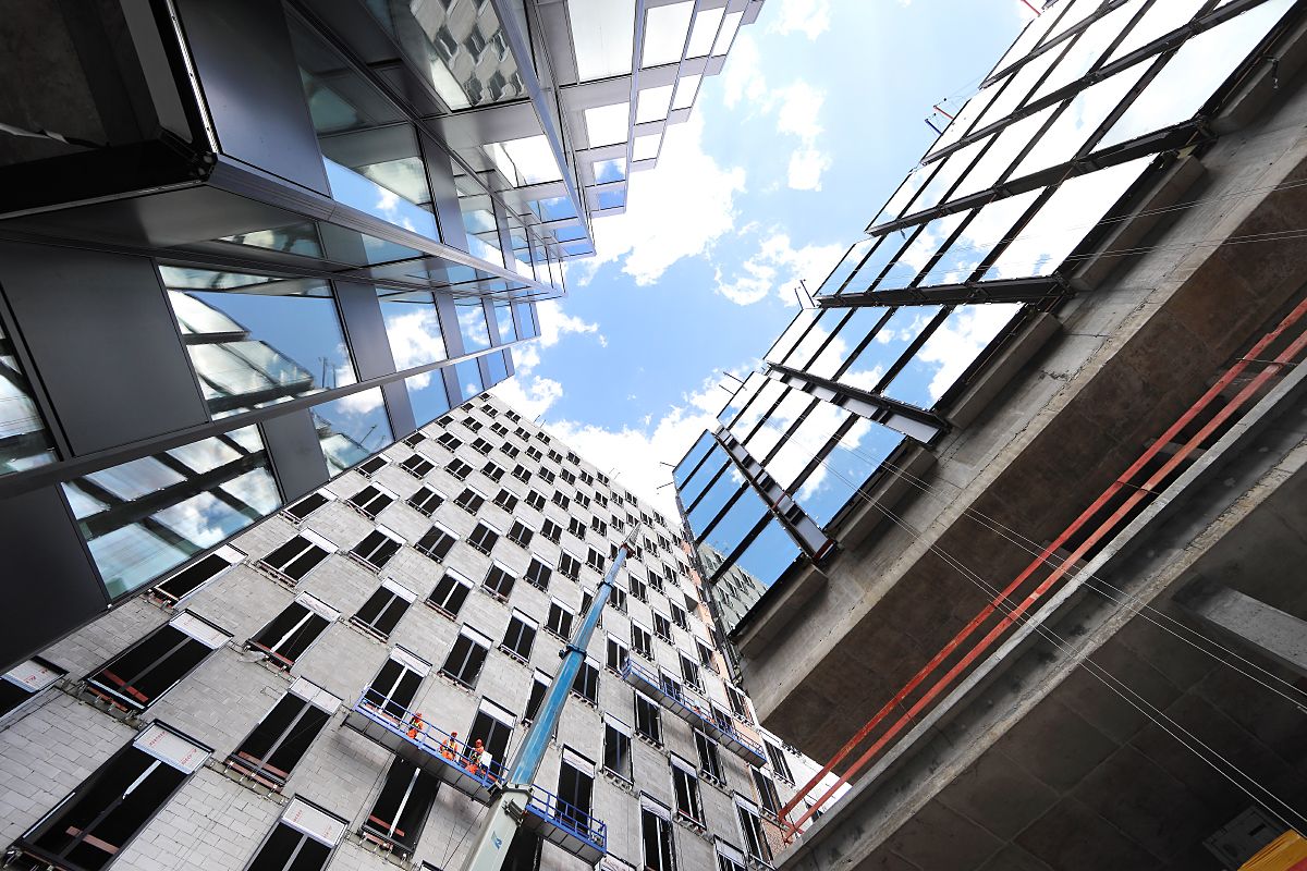 Хаттон логотип. Небоскребы вид снизу. Hutton застройщик. Хаттон девелопмент. Хаттон девелопмент.