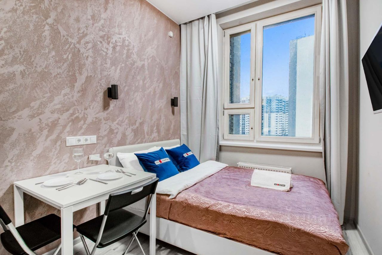 новогодняя гостиная. новогодний интерьер. новогодний декор гостиной в квартире. интерьер для рождественской фотосессии у окна. апартамент москва сити.