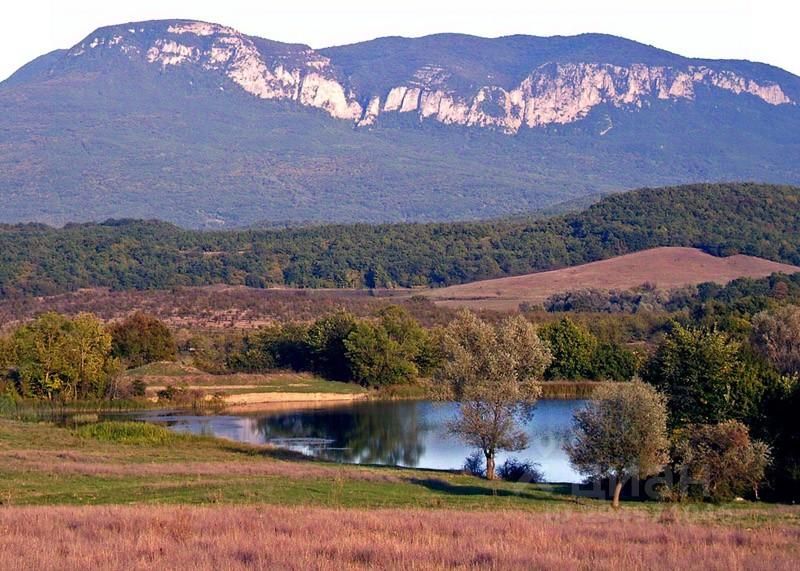 Участок крым белогорск. Село богатое ущелье Бахчисарайского района. Богатое ущелье Крым озеро. Богатое ущелье Бахчисарайский район Крым. Богатое ущелье Бахчисарай.